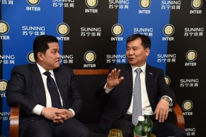 MILAN, ITALY - JUNE 28: (L-R) President of FC Internazionale Erick Thohir and Chairman of Suning Holdings Group, Zhang Jindong attend a FC Internazionale Shareholder's Meeting on June 28, 2016 in Milan, Italy. (Photo by Pier Marco Tacca - Inter/Inter via Getty Images )