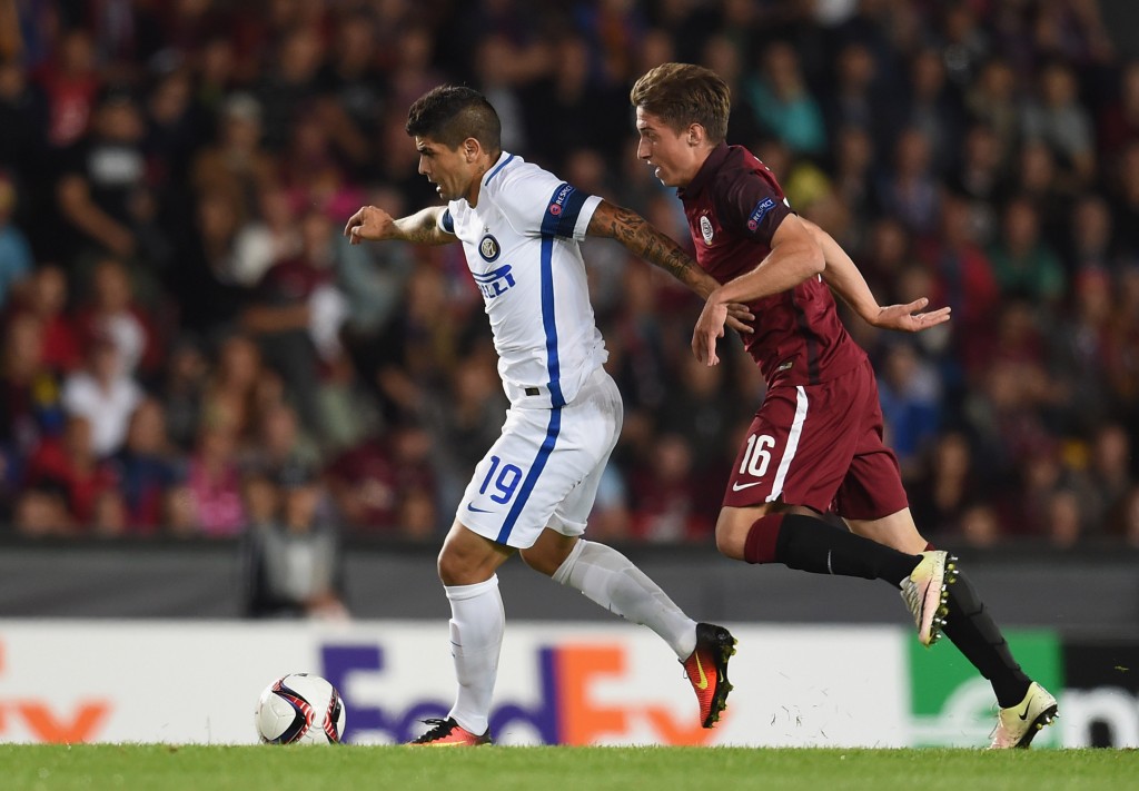 PRAGUE, CZECH REPUBLIC - SEPTEMBER 29: Ever Banega of FC Internazionale (L) in action during the UEFA Europa League match between AC Sparta Praha and FC Internazionale Milano at Generali Arena Stadium on September 29, 2016 in Prague, Czech Republic. (Photo by Claudio Villa - Inter/Inter via Getty Images)