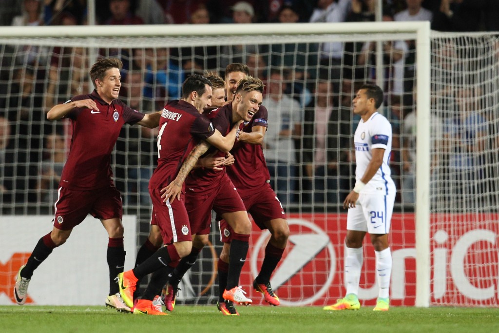 PRAGUE, CZECH REPUBLIC - SEPTEMBER 29: Vaclav Kadlec (3rdR) of Sparta Prague celebrates his goal with his team mates during the UEFA Europa League match between AC Sparta Praha and FC Internazionale Milano at Generali Arena Stadium on September 29, 2016 in Prague, Czech Republic. (Photo by Matej Divizna/Getty Images)