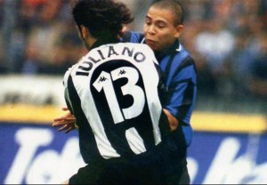 Il contatto fra Iuliano e Ronaldo non sanzionato da Ceccarini (ph Goal.com)