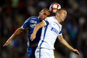 EMPOLI, ITALY - SEPTEMBER 21: Giuseppe Bellusci of Empoli FC battles for the ball with Ivan Peresic of FC Internazionale during the Serie A match between Empoli FC and FC Internazionale at Stadio Carlo Castellani on September 21, 2016 in Empoli, Italy. (Photo by Gabriele Maltinti/Getty Images)