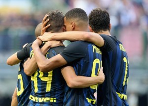 MILAN, ITALY - SEPTEMBER 25: Players of Inter celebrate the equalizing goal during the Serie A match between FC Internazionale and Bologna FC at Stadio Giuseppe Meazza on September 25, 2016 in Milan, Italy. (Photo by Maurizio Lagana/Getty Images)