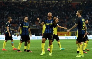 MILAN, ITALY - SEPTEMBER 18: Felipe Melo of FC Internazionale (C) celebrates at the end of the Serie A match between FC Internazionale and Juventus FC at Stadio Giuseppe Meazza on September 18, 2016 in Milan, Italy. (Photo by Claudio Villa - Inter/Inter via Getty Images)