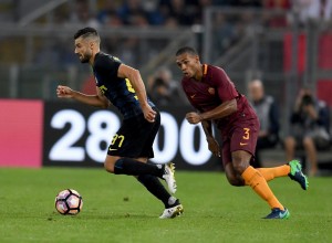 ROME, ITALY - OCTOBER 02: Antonio Candreva of FC Internazionale (L) and Juan Jesus of AS Roma compete for the ball during the Serie A match between AS Roma and FC Internazionale at Stadio Olimpico on October 2, 2016 in Rome, Italy. (Photo by Claudio Villa - Inter/Inter via Getty Images )