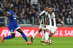 TURIN, ITALY - OCTOBER 15: Medhi Benatia (R) of Juventus FC in action against Duvan Zapata of Udinese Calcio during the Serie A match between Juventus FC and Udinese Calcio at Juventus Stadium on October 15, 2016 in Turin, Italy. (Photo by Valerio Pennicino/Getty Images)