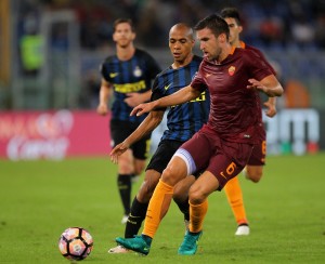 ROME, ITALY - OCTOBER 02: Kevin Strootman (R) of AS Roma competes with Joao Mario of FC Internazionale during the Serie A match between AS Roma and FC Internazionale at Stadio Olimpico on October 2, 2016 in Rome, Italy. (Photo by Paolo Bruno/Getty Images )