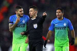 SOUTHAMPTON, ENGLAND - NOVEMBER 03: Mauro Icardi of Internazionale speaks to the referee during the UEFA Europa League Group K match between Southampton FC and FC Internazionale Milano at St Mary's Stadium on November 3, 2016 in Southampton, England. (Photo by Michael Steele/Getty Images)