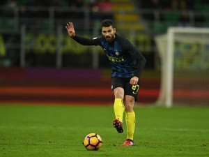 MILAN, ITALY - JANUARY 14: Antonio Candreva of FC Internazionale in action during the Serie A match between FC Internazionale and AC ChievoVerona at Stadio Giuseppe Meazza on January 14, 2017 in Milan, Italy. (Photo by Claudio Villa - Inter/Inter via Getty Images)