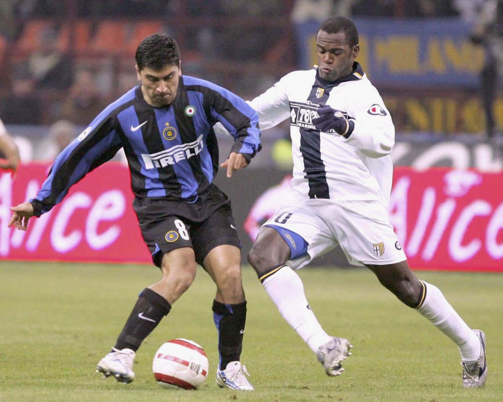 MILAN, ITALY - NOVEMBER 20: David Marcelo Pizarro Cortez of Inter Milan and Fabio Henrique Simplicio (R) of Parma in action during the Serie A match between Inter Milan and Parma at the Giuseppe Meazza, San Siro Stadium on November 20, 2005 in Milan, Italy. (Photo by New Press/Getty Images)