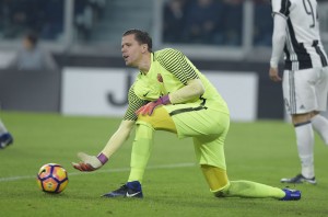 TURIN, ITALY - DECEMBER 17: AS Roma player Wojciech Szczesny during the Serie A match between Juventus FC and AS Roma at Juventus Stadium on December 17, 2016 in Turin, Italy. (Photo by Luciano Rossi/AS Roma via Getty Images)