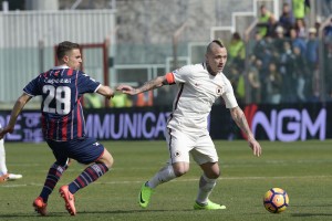 CROTONE, ITALY - FEBRUARY 12: AS Roma player Radja Nainggolan (R) in action during the Serie A match between FC Crotone and AS Roma at Stadio Comunale Ezio Scida on February 12, 2017 in Crotone, Italy. (Photo by Luciano Rossi/AS Roma via Getty Images)