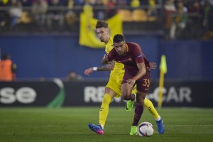 VILLAREAL, SPAIN - FEBRUARY 16: Emerson Palmieri of AS Roma is challenged by Samuel Castillejo of FC Villarreal during the UEFA Europa League Round of 32 first leg match between FC Villarreal and AS Roma at Estadio de la Ceramica on February 16, 2017 in Villareal, Spain. (Photo by Luciano Rossi/AS Roma via Getty Images)