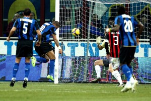 MILAN, ITALY - FEBRUARY 15: Forward Adriano of FC Inter Milan scores during FC Inter Milan v AC Milan - Serie A match on February 15, 2009 in Milan, Italy. (Photo by Vittorio Zunino Celotto/Getty Images)