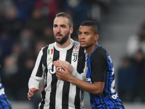 TURIN, ITALY - DECEMBER 09: Dalbert Henrique Chagas Estevão of FC Internazionale (R) and Gonzalo Higuain of Juventus FC compete during the Serie A match between Juventus and FC Internazionale on December 9, 2017 in Turin, Italy. (Photo by Claudio Villa - Inter/Inter via Getty Images)