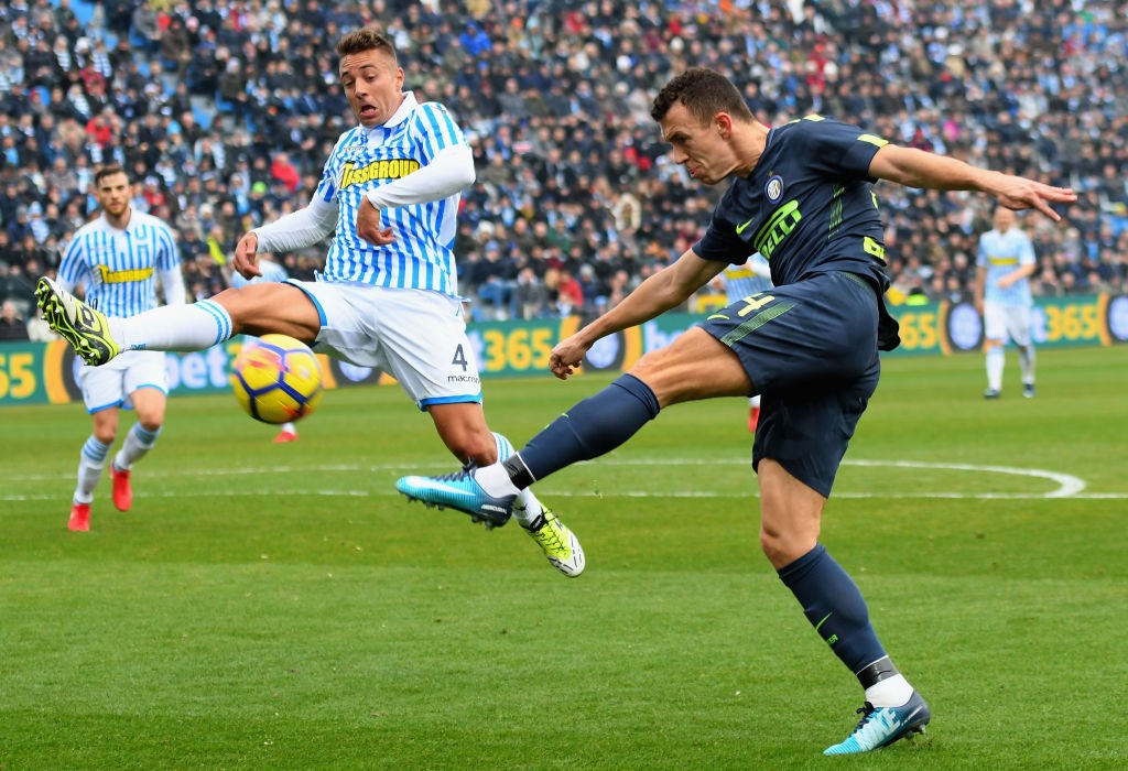 FERRARA, ITALY - JANUARY 28: Thiago Cionek of Spal competes for the ball with Ivan Perisic of FC Internazionale during the serie A match between Spal and FC Internazionale at Stadio Paolo Mazza on January 28, 2018 in Ferrara, Italy.  (Photo by Alessandro Sabattini/Getty Images)