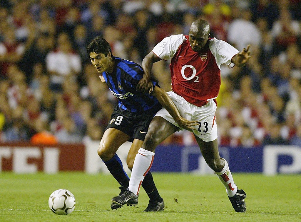 Sol Campbell battles with Julio Ricardo Cruz