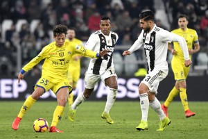 TURIN, ITALY - JANUARY 21: Emre Can of Juventus competes for the ball with Emanuel Vignato of Chievo Verona during the Serie A match between Juventus and Chievo at Allianz Stadium on January 21, 2019 in Turin, Italy. (Photo by Filippo Alfero - Juventus FC/Juventus FC via Getty Images)