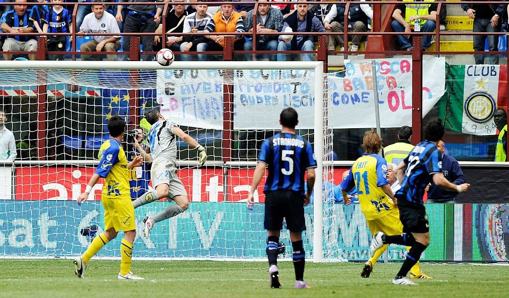 MILAN, ITALY - MAY 09: Diego Milito of FC Internazionale Milano scores Milan's third goal during the Serie A match between FC Internazionale Milano and AC Chievo Verona at Stadio Giuseppe Meazza on May 9, 2010 in Milan, Italy. (Photo by Claudio Villa/Getty Images)