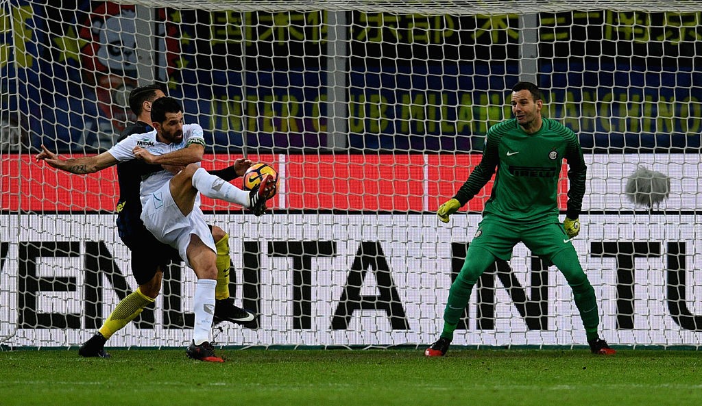 MILAN, ITALY - JANUARY 14: Danilo D'Ambrosio of FC Internazionale (L) competes for the ball with Sergio Pellissier of AC ChievoVerona during the Serie A match between FC Internazionale and AC ChievoVerona at Stadio Giuseppe Meazza on January 14, 2017 in Milan, Italy. (Photo by Claudio Villa - Inter/Inter via Getty Images)