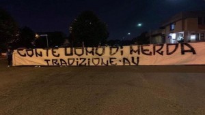 striscione contro Conte